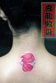 Gudrs karikatūras zivju tetovējuma modelis meitenēm mugurā
