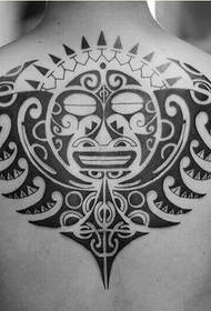 foto di modello totem tatuaggio Maya totem moda maschile