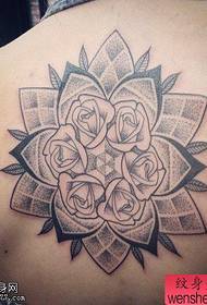 Натраг усмјерене тетоваже ружа дијеле се са тетоважама