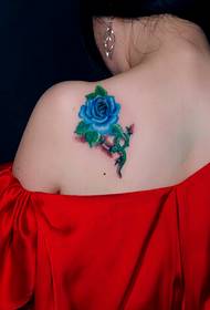 belle retour belle image de motif de tatouage rose