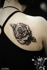 Weiblech Réck realistesch rose Tattoo
