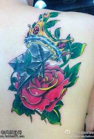 prekrasan uzorak tetovaže ruže kruna