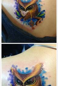 Cute and cute owl tattoo pattern on the back of the girl