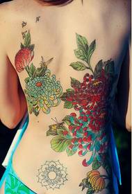 секси женски гръб красива картина на татуировка на хризантема