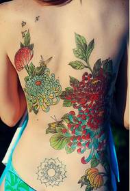 foto sexy del modello del tatuaggio del crisantemo della parte posteriore della femmina bella