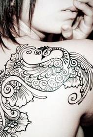 여자 다시 아름다운 토템 공작 문신 사진 작품 사진