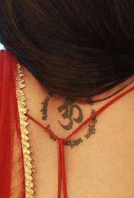 Schönes und schönes Sanskrit Tattoo auf dem Rücken