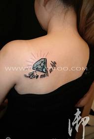 Immagine di tatuaggio di diamante di culore femminile in daretu da a barra di spettacoli di tatuaggi