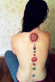 Bellissimo e bel tatuaggio solare sulla schiena di una ragazza