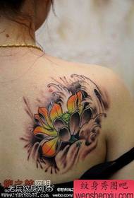 Le tatouage de lotus de couleur arrière de la femme fonctionne partagé par la salle de tatouage