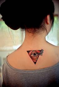immagini di tatuaggi moda per ragazze triangolo posteriore
