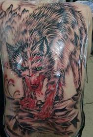 Patró de tatuatge de llop feroç de personatge a l'esquena masculina