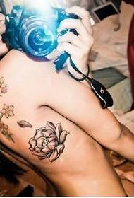 seksualios merginos nugaros slyvų tatuiruotės modelio paveikslėlis