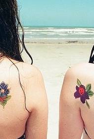 meedercher zréck Faarf Blummen Schwësteren Tattoo Muster fir d'Bild ze genéissen