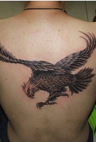 personaliteti mbrapa modës duke përplasur krahët e modelit të tatuazhit të shqiponjës