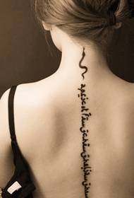 Skönhet tillbaka färsk sanskrit tatuering