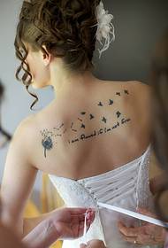 Brudens rygg vakker mote vakker løvetann tatoveringsbilde