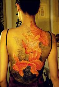 Ang mga batang babaye nga pabalik nga kolor sa kolor nga hitsura sa mga hulagway sa pattern sa tattoo sa goldfish