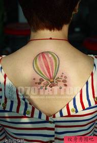 El museu del tatuatge recomana un tatuatge en globus d’aire calent a la part posterior de la dona