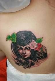 Слика секси љепота личности леђа тетоважа узорак слика