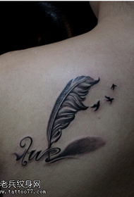 小清新个性背部羽毛鸽子字母纹身图案