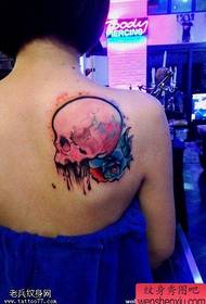 Ženská chrbátová lebka ruže tetovania zdieľaná tetovacou halou
