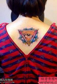 Il tatuaggio dell'occhio di Dio colorato sulla schiena della donna funziona