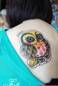 Kvinnens bakfargede ugle-tatovering fungerer av tatoveringsshowet