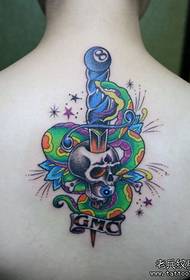 美女背部漂亮的彩色蛇与匕首纹身图案