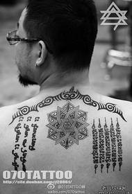 Un model de tatuaj sanscrit înapoi este oferit de bara de spectacole a tatuajelor