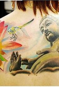 Tattoo Buddha ar chúl an chailín, agus pictiúr den Lotus agus an dragonfly
