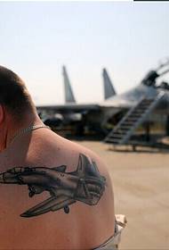 I ragazzi europei appoggiano le classiche immagini di tatuaggi da caccia