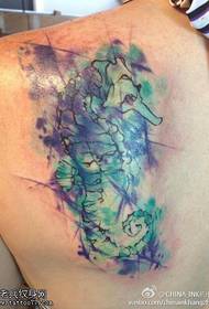 Tetovaže preporučuju mrlju na leđima hippocampusa u boji