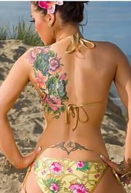 gambar wanita kanthi pola tato kembang sing cerah