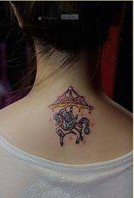 Imagen femenina elegante del tatuaje del carrusel del color trasero agradable