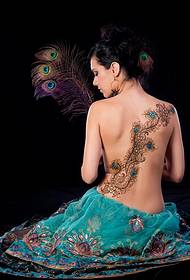 Solo un bellissimo disegno del tatuaggio del pesco sulla schiena della ragazza