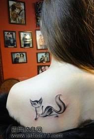 Imodeli yefashini yasemva kwe-fox tattoo