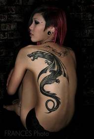 Kiinalainen lohikäärmetatuointi naisen selkäilmasta