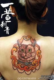 मागे एक मांजर टॅटू असलेली मुलगी