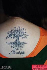 Kobieta z powrotem życie drzewo alfabet tatuaż praca