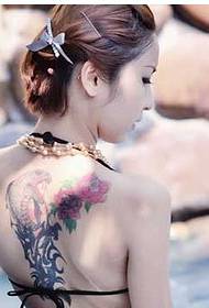 skönhet tillbaka haj tatuering mönster bild