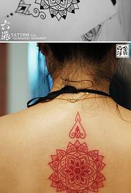 Veliki crveni trnci zasljepljujuće uzorke tetovaže leđa