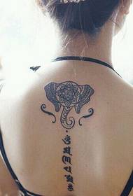 รอยย่นแบบตะวันตกที่ด้านหลังของรอยสักภาษาสันสกฤต