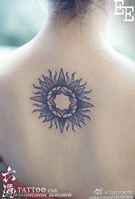 Regulārs ģeometriskā punkta ērkšķu saules tetovējuma raksts