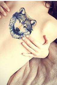 sexy vroulike rugmode mooi wolfkop tatoeëerpatroonfoto