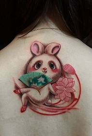 tjejer söt rygg kanin tatuering bild på baksidan