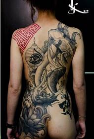 Padrão de tatuagem de peixinho preto e branco dominador de menina
