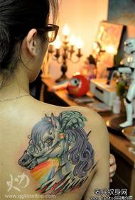 लड़की की पीठ पर सुंदर और स्टाइलिश घोड़े का टैटू