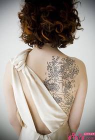 fată înapoi frumoasă imagine de tatuaj copac de piersic