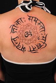 weiblicher Rücken Schöne Mode Sanskrit Tattoo